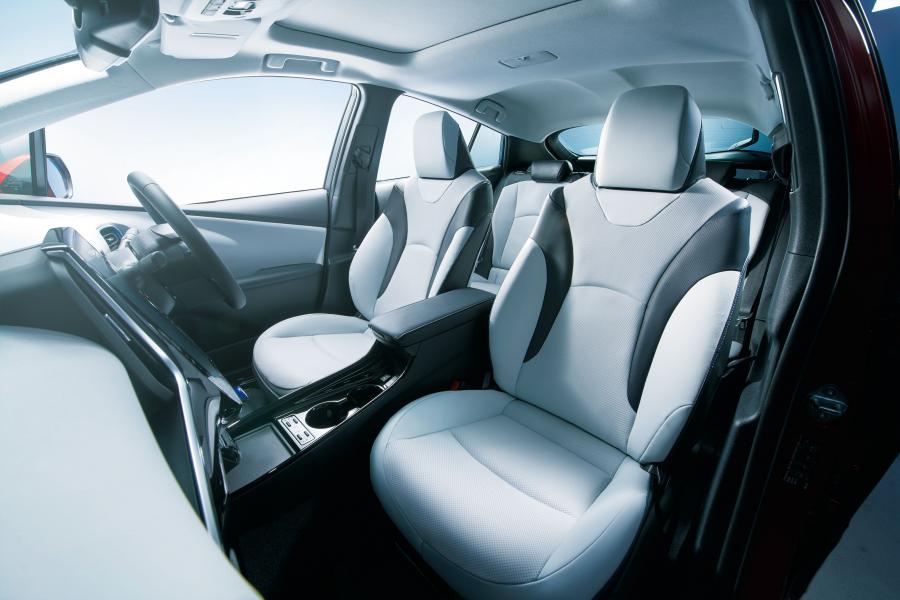 Интерьер Toyota Prius 2018 года  (JP) (фото 5 из 16)